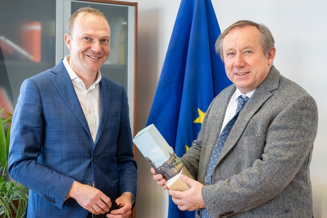 Landwirtschaftsminister Wolfram Günther im Gespräch mit dem Generaldirektor der EU-Generaldirektion Landwirtschaft und ländliche Entwicklung, Wolfgang Burtscher
