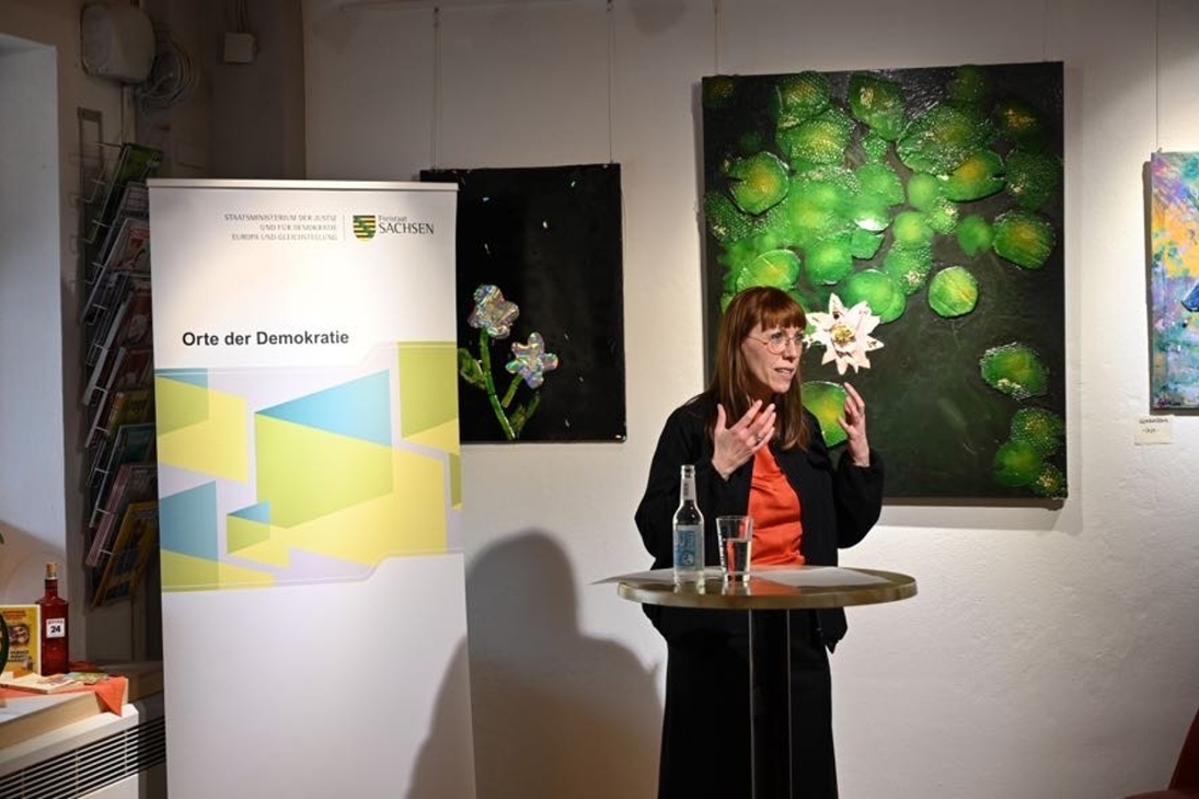 Demokratieministerin Katja Meier übergibt Fördermittelbescheide im Rahmen des Projektes &quot;Orte der Demokratie&quot;