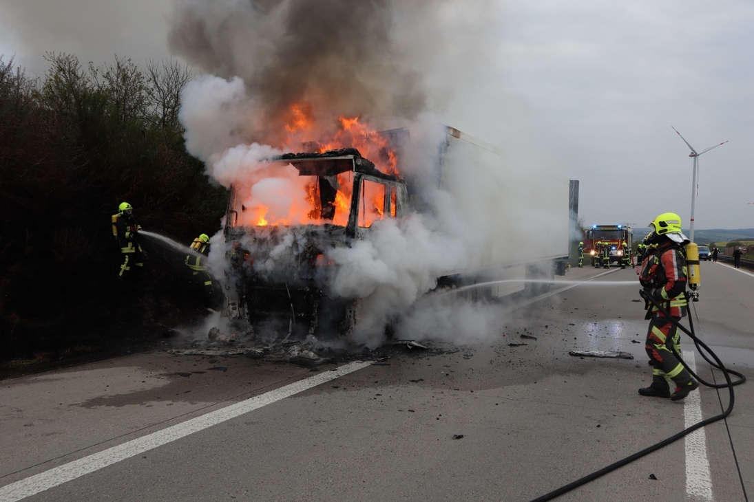A72 Zwickau Ost - Lkw vollständig ausgebrannt