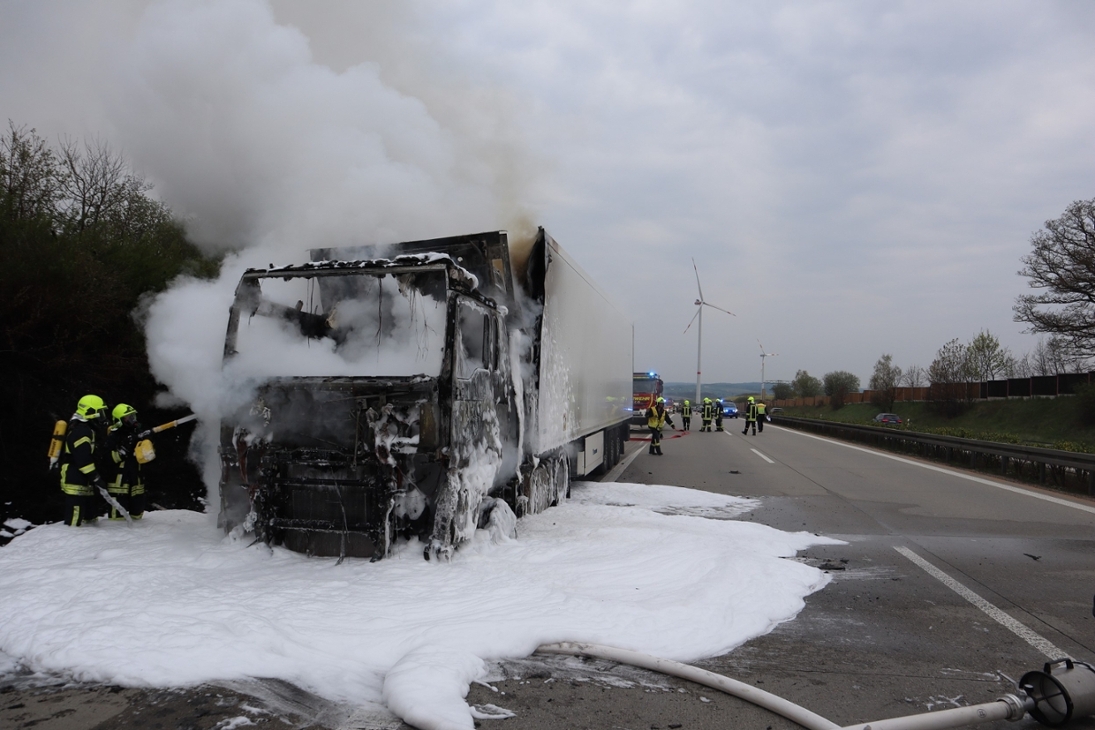 A72 Lkw Brand Löscharbeiten