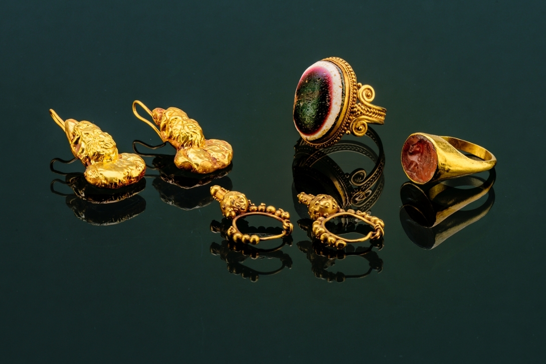 Im Kunsthandel beschlagnahmte Ringe und Ohrringe aus Gold und Halbedelsteinen. Vermutlich stammen sie aus dem südöstlichen Mittelmeerraum und datieren in das 1. Jh. v. Chr. bis ins 2. Jh. n. Chr.