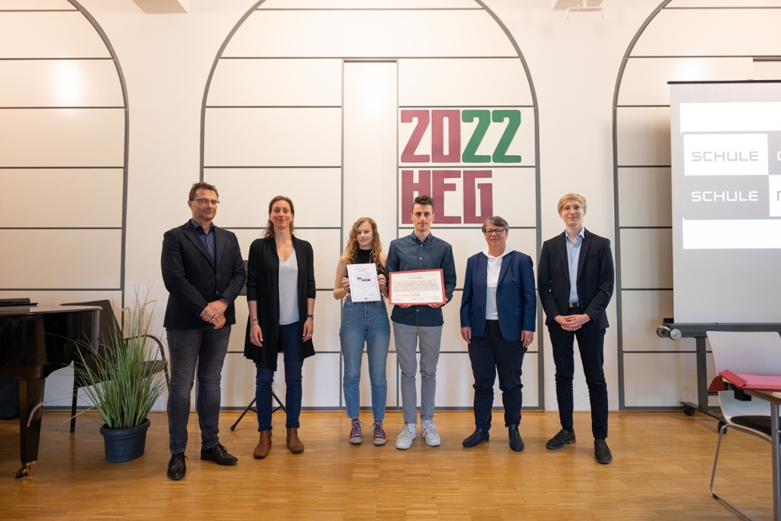 Staatssekretärin Dr. Gesine Märtens (2.v.R.) mit Schülerinnen und Schülern, Lehrerinnen und Lehrern des Dresdner Erlwein-Gymnasiums