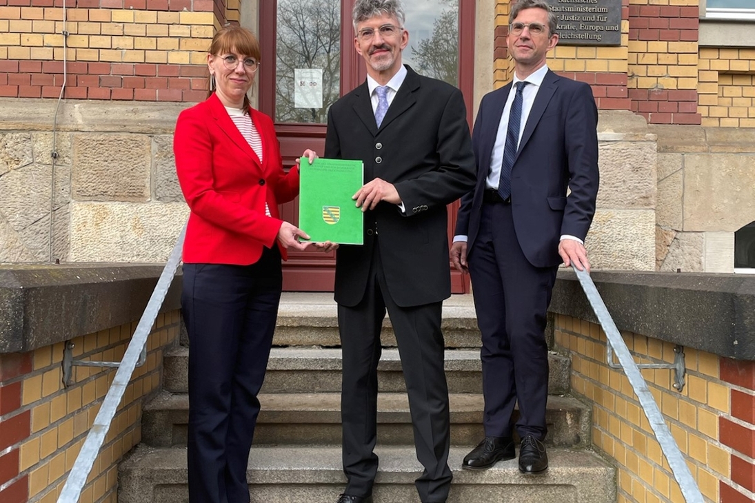 Justizministerin überreicht die Ernennungsurkunde, v.l.: Katja Meier, Dr. Holger Schindler, Dr. Leon Ross