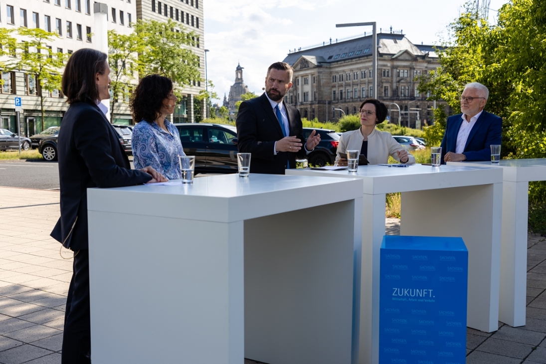 Podium von links: 

Thomas von Unwerth, Professor für alternative Antriebsformen am HIC an der TU Chemnitz
Ulrike Beyer, Leiterin TaskForce Wasserstoff@IWU vom Fraunhofer-Institut für Werkzeugmaschinen und Umformtechnik IWU 
Martin Dulig 
Franziska Wöllner, Moderatorin
Volkmar Vogel, Senior Vice President der Hörmann GmBH in Chemnitz