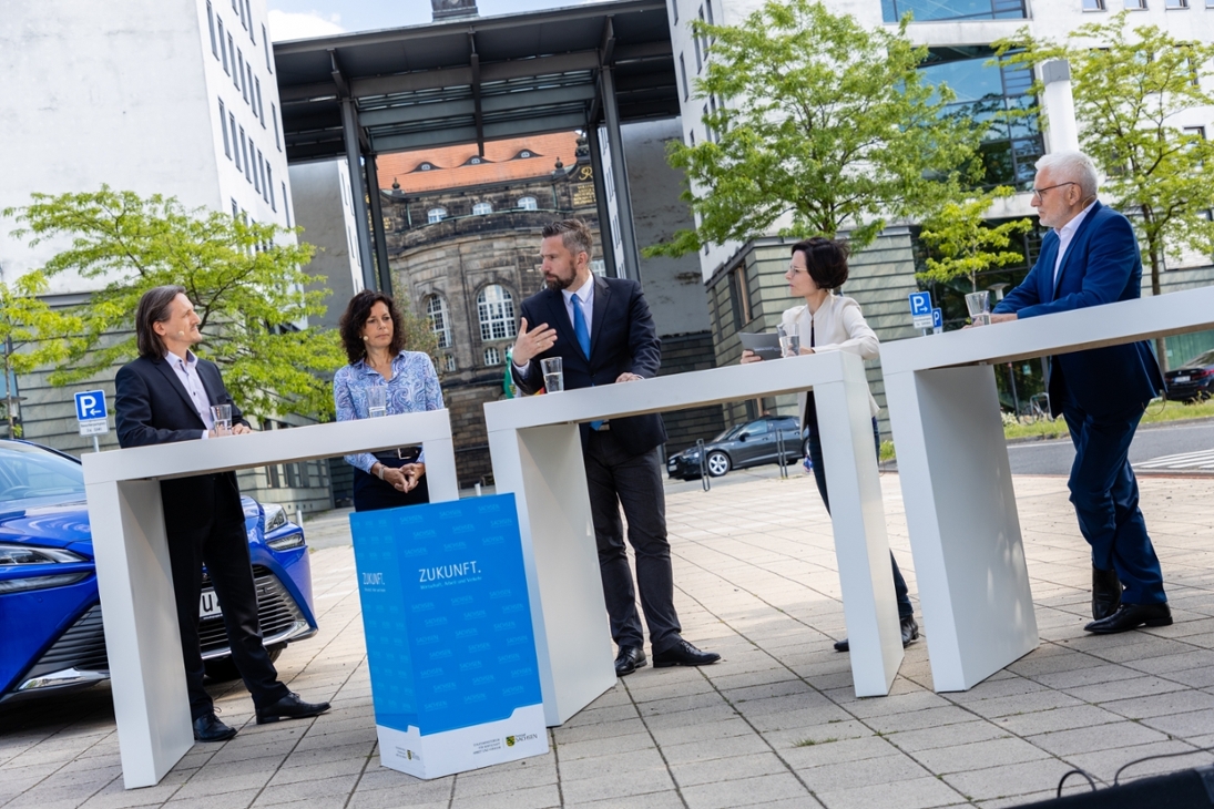 Thomas von Unwerth, Professor für alternative Antriebsformen am HIC an der TU Chemnitz
Ulrike Beyer, Leiterin TaskForce Wasserstoff@IWU vom Fraunhofer-Institut für Werkzeugmaschinen und Umformtechnik IWU 
Martin Dulig 
Franziska Wöllner, Moderatorin
Volkmar Vogel, Senior Vice President der Hörmann GmBH in Chemnitz