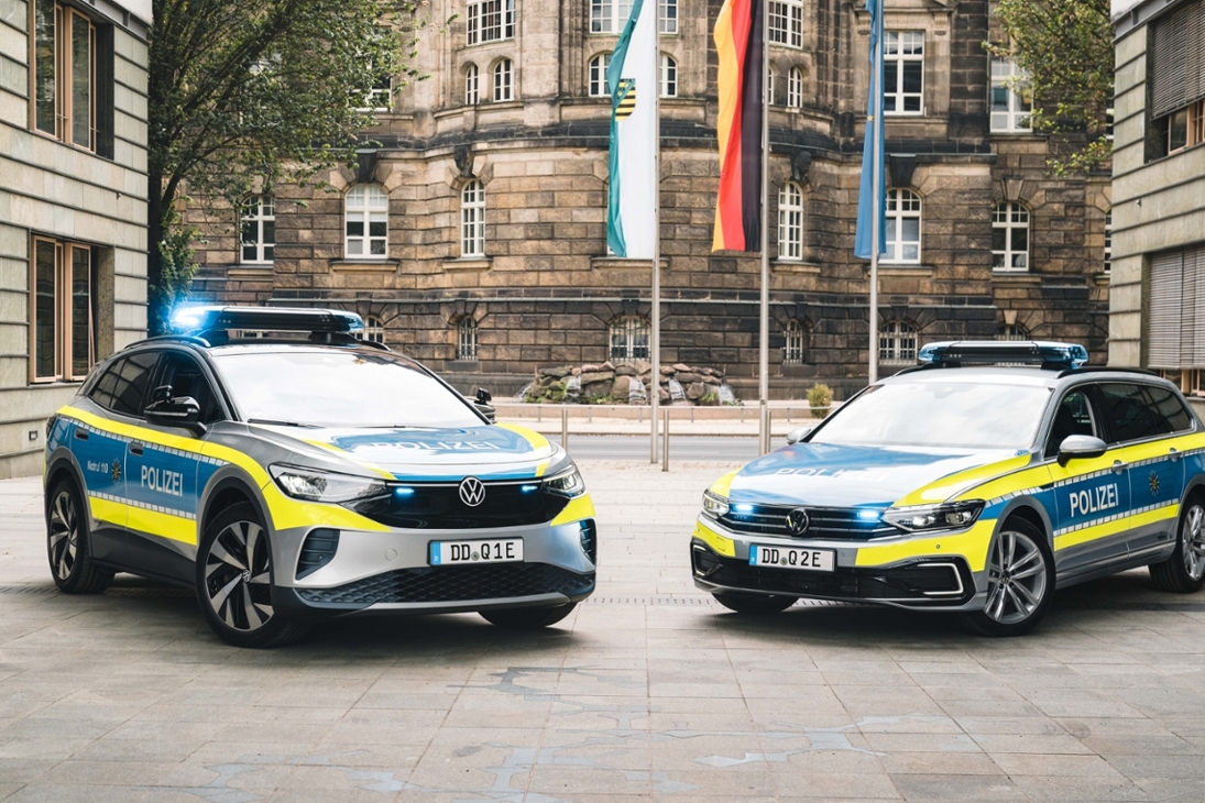 VW ID.4 und Passat GTE gehen für eine Testphase als Streifenwagen zur Polizei Sachsen.