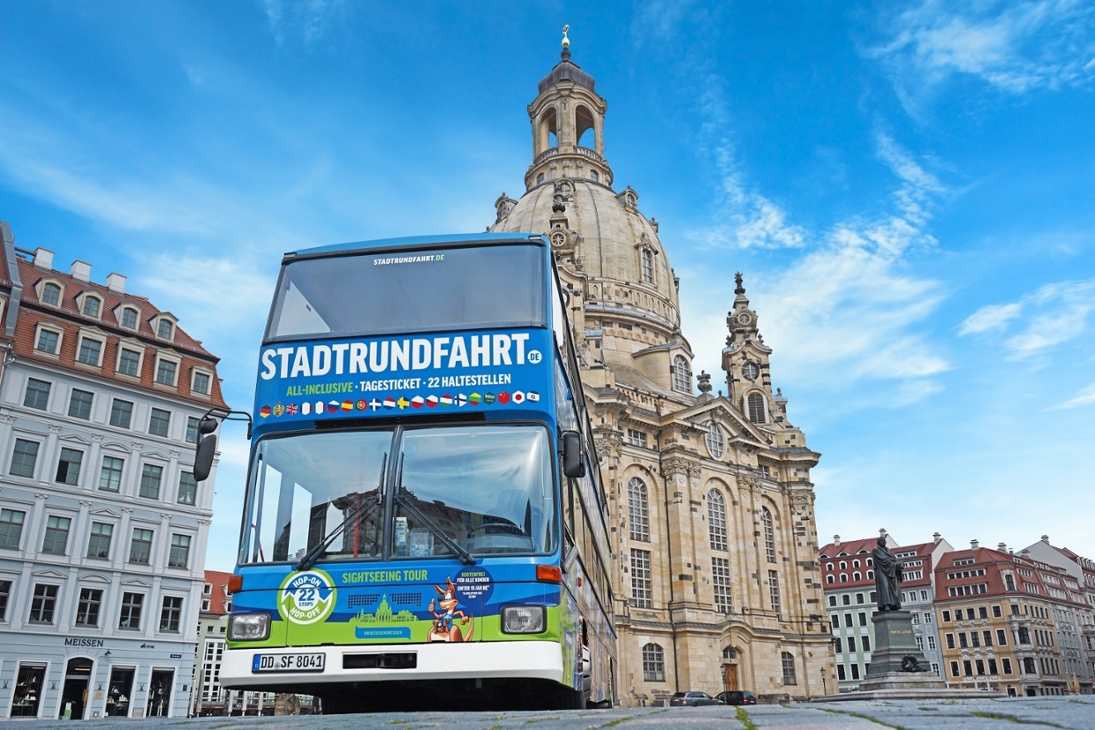 Blauer Doppeldecker-Bus für Stadtrundfahrten in Dresden