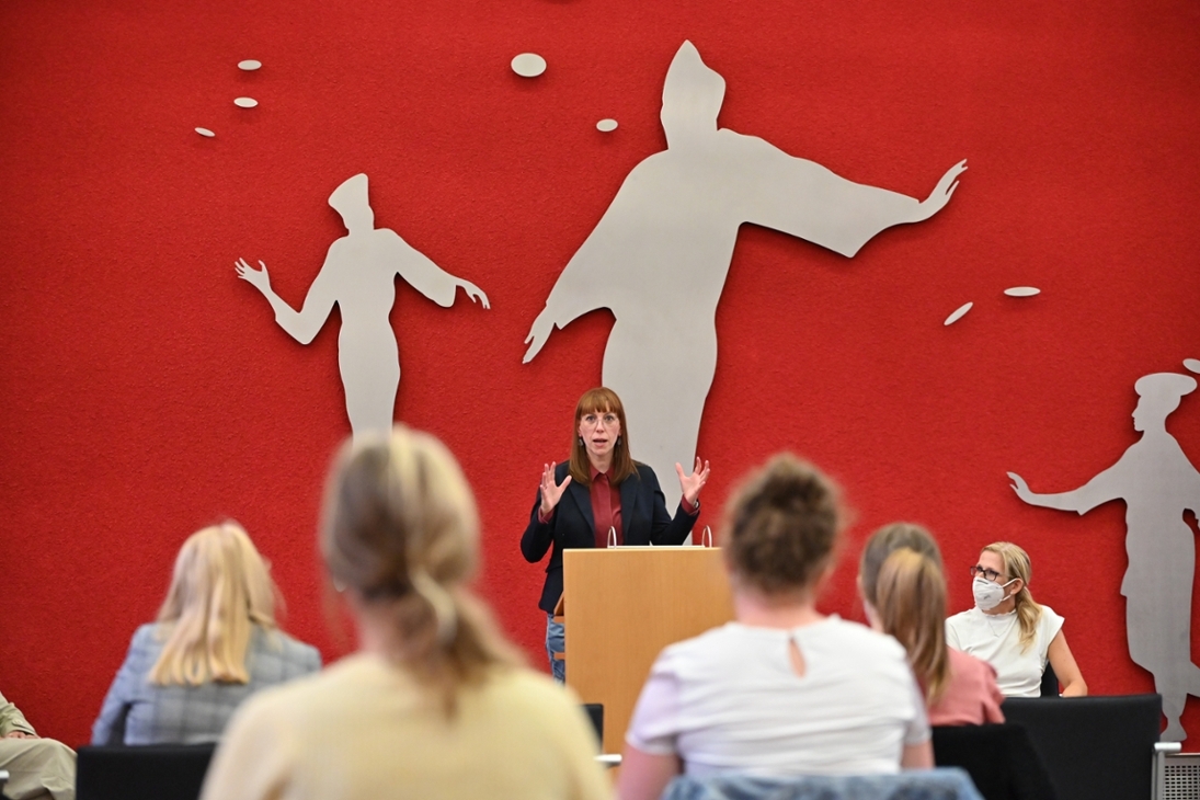 Justizministerin Katja Meier im Rahmen der Veranstaltung anlässlich 100 Jahre Frauen in juristischen Berufen