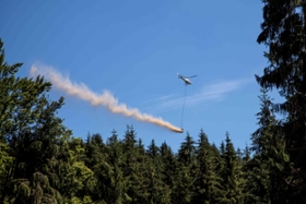 Foto: Das natürliche Kalkgesteinsmehl wird per Hubschrauber über den Bäumen ausgebracht