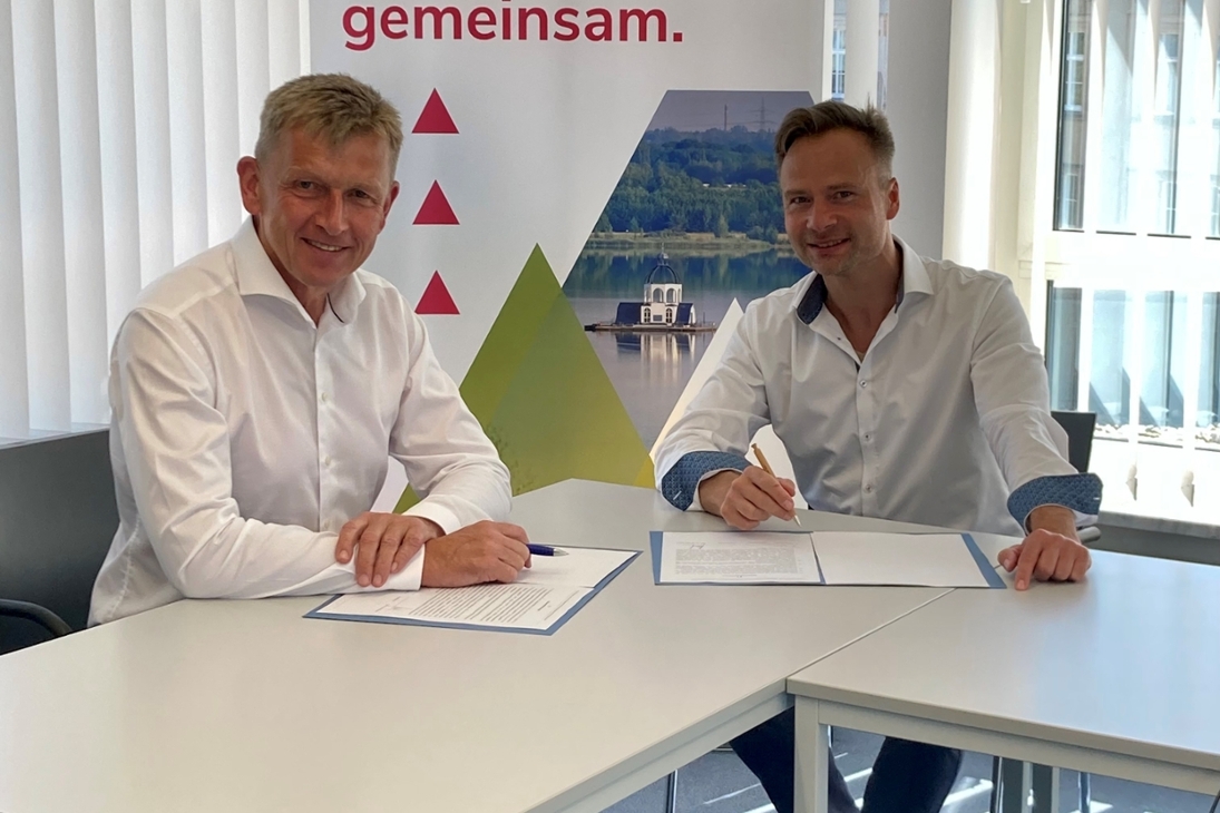 v.l. Prof. Dr. Menke, Geschäftsführer SAS und Dr. Tilman Werner; Geschäftsführer SAENA unterzeichnen Kooperationsvertrag