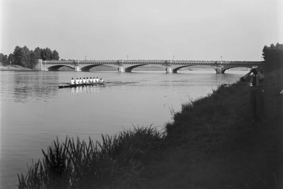 Blick auf die Leipziger Regattastrecke im Elsterflutbecken an der Landauer Brücke