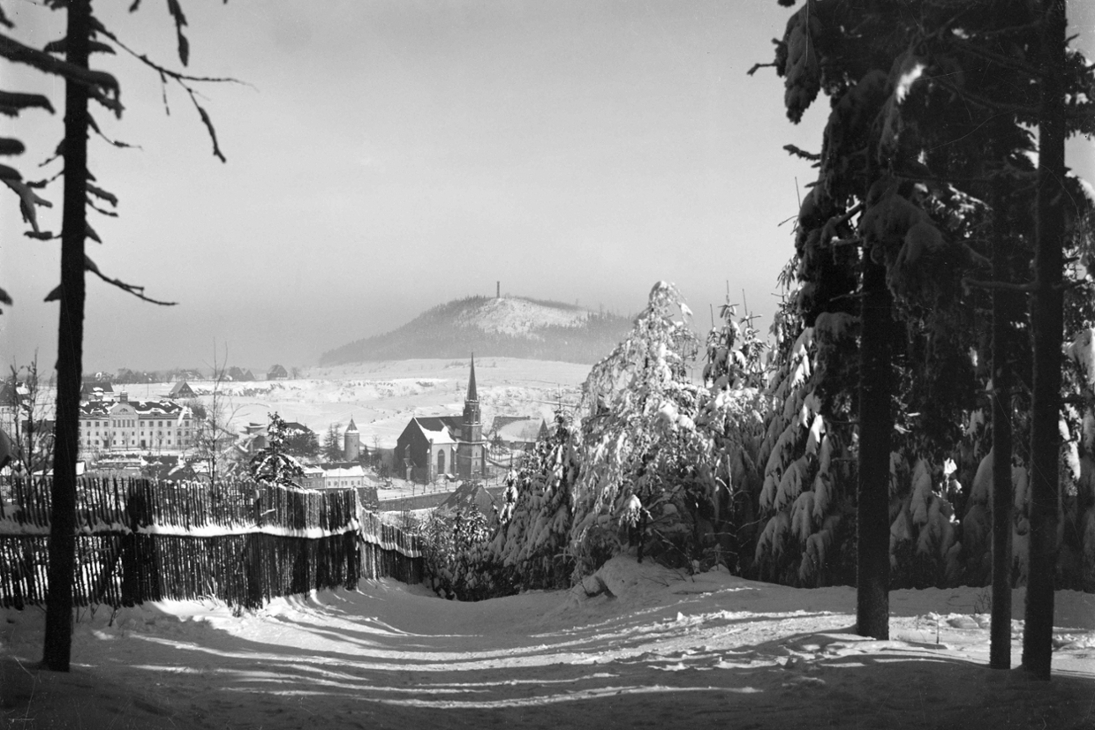 Sicht auf den Geisingberg und den 1891 errichteten Geisingbergturm