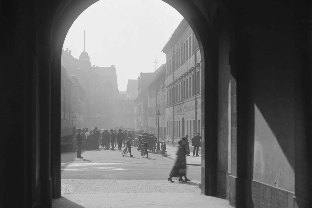 Blick aus dem Durchgang des König Albert Museums in Richtung Stadtzentrum