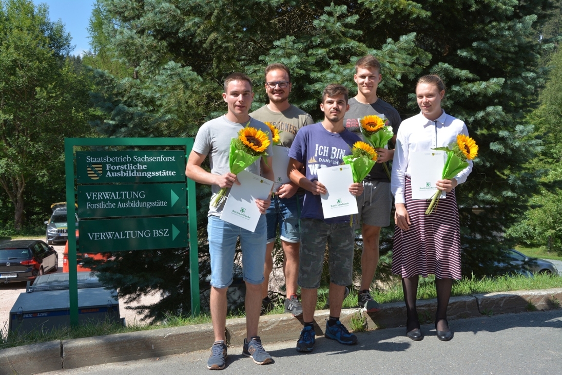 Sie haben ihre Ausbildung mit „sehr gut“ abgeschlossen (v.l.n.r.): Janus Deutrich (Landkreis Nordsachsen), Sebastian Helbig (Landkreis Nordsachsen), Tommy Brauer (Landkreis Mittelsachsen), Florian Geier (aus Leipzig) und Antonia Schubert (Erzgebirgskreis).