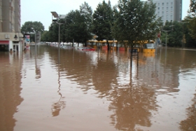 Foto: Am 13. August 2002 riss die Sturzflut der Weißeritz auf ihrem Weg ins Tal Geröll und Autos mit, zerstörte Brücken und Häuser. In Dresden kehrte sie in ihr altes Flussbett zurück, schoss durch den Hauptbahnhof und überflutete die Innenstadt.