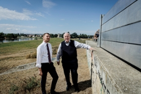 Foto: Ministerpräsident Michael Kretschmer und Ministerpräsident a.D. Georg Milbradt, aufgenommen bei der Besichtigung der Hochwasserschutzlinie Dresden-Pieschen-Kaditz Dresden.