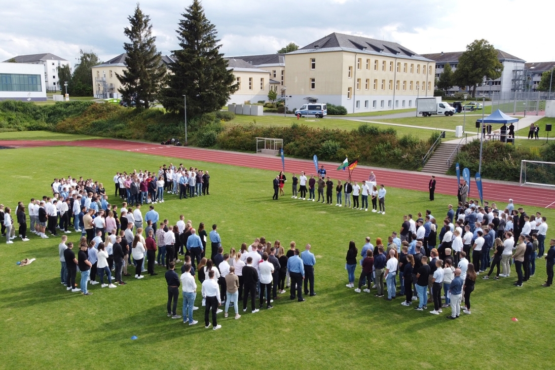 Antreten der neu eingestellten Auszubildenden auf dem Sportplatz der Polizeifachschule Schneeberg