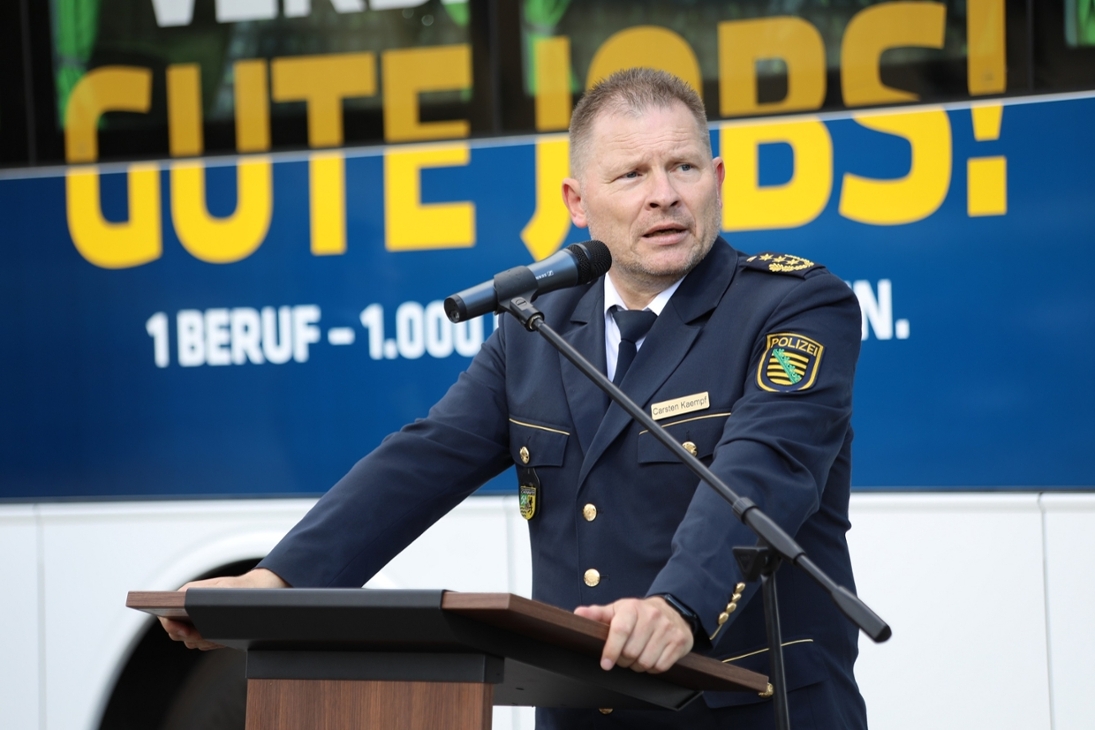 Polizeipräsident Carsten Kaempf gegrüßt die neu eingestellten Auszubildenden an der Polizeifachschule Chemnitz