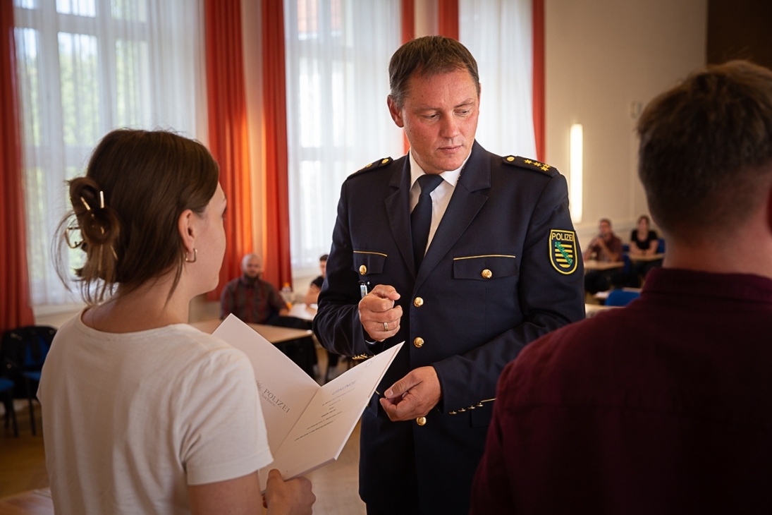 Prorektor Mirko Göhler ernennt Auszubildende an der Polizeifachschule Leipzig
