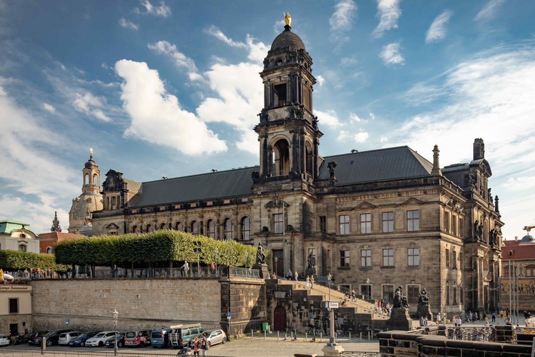 Blick von der Augustusbrücke zum Ständehaus mit dem Landesamt für Denkmalpflege Sachsen