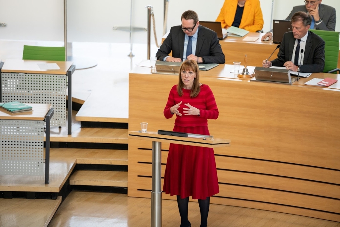 Gleichstellungsministerin Katja Meier spricht im Sächsischen Landtag zum Thema  »In Gleichstellung investieren – die Zukunft der wirtschaftlichen Teilhabe von Frauen in Sachsen«