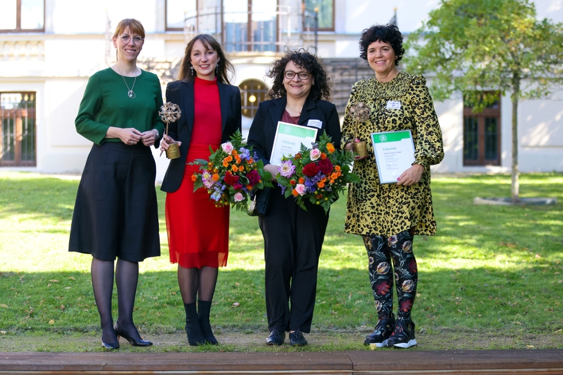 v.l.: Staatsministerin Katja Meier, Sara Linke, Juliette Beke, Annette Katrin Seidel