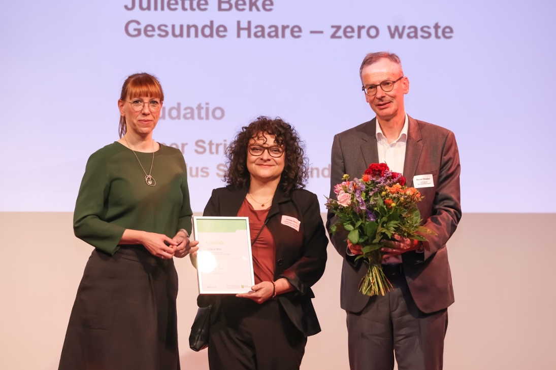 v.l.: Staatsministerin Katja Meier, Juliette Beke, Rainer Striebel (AOK-PLUS Sachsen und Thüringen)