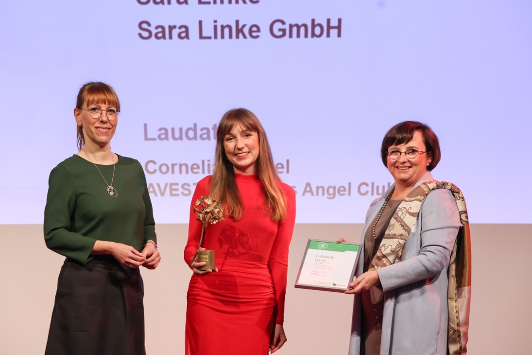 Verleihung des Preises in der Kategorie Wachstumsunternehmen an die Textilunternehmerin Sara Linke für die Sara Linke GmbH aus Hohenstein-Ernstthal
v.l.: Statsministerin Katja Meier, Sara Linke, Cornelia Jahnel (Juryvorsitzende seit dem 2020er, AVESTA Business Angel Club)