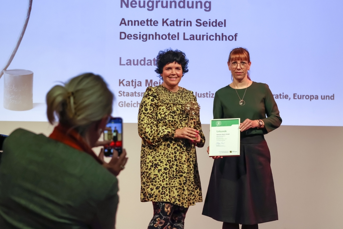 Verleihung des Preises an Annette Katrin Seidel, die seit 2019 in Pirna das Designhotel Laurichhof führt
v.l.: Annette Katrin Seidel, Staatsministerin Katja Meier