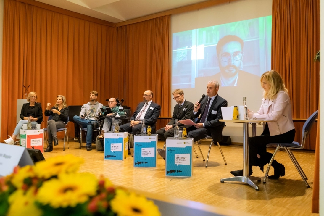 Teilnehmer der Podiumsdiskussion zur Offenen Tagung des Landesinklusionsbeauftragten im Gespräch