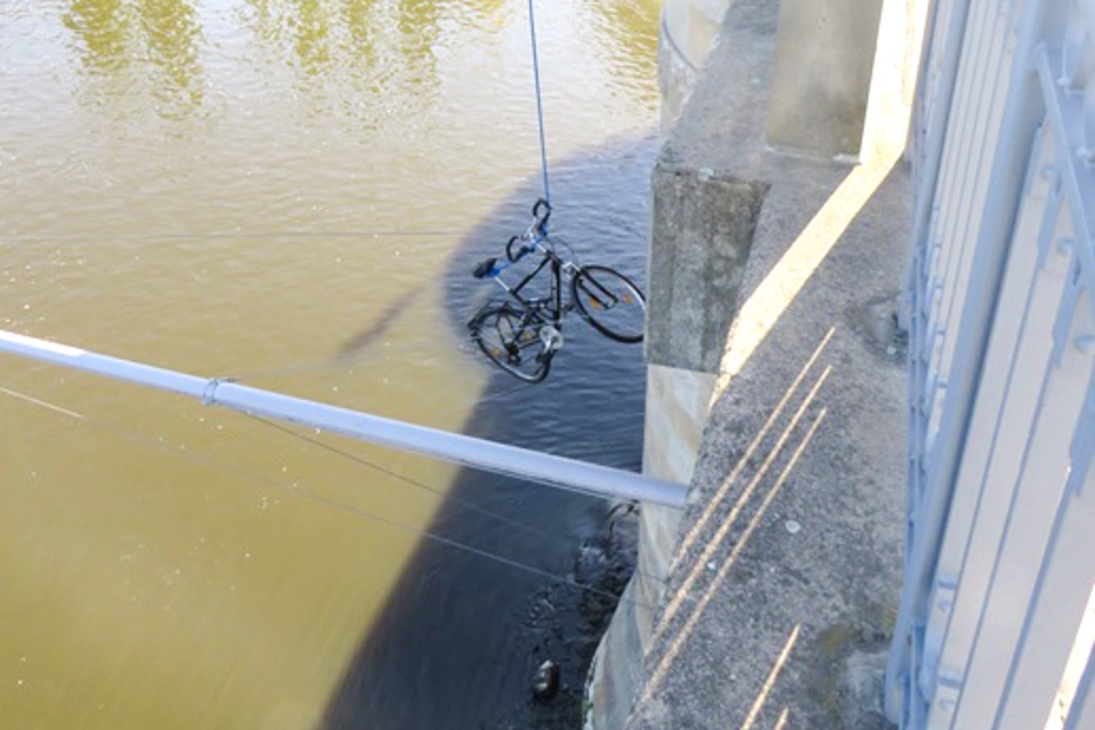 Bild zeigt das Fahrrad, das sich in den Stahlseilen des an der Brücke angebrachten Radarreflektors verfangen hat.