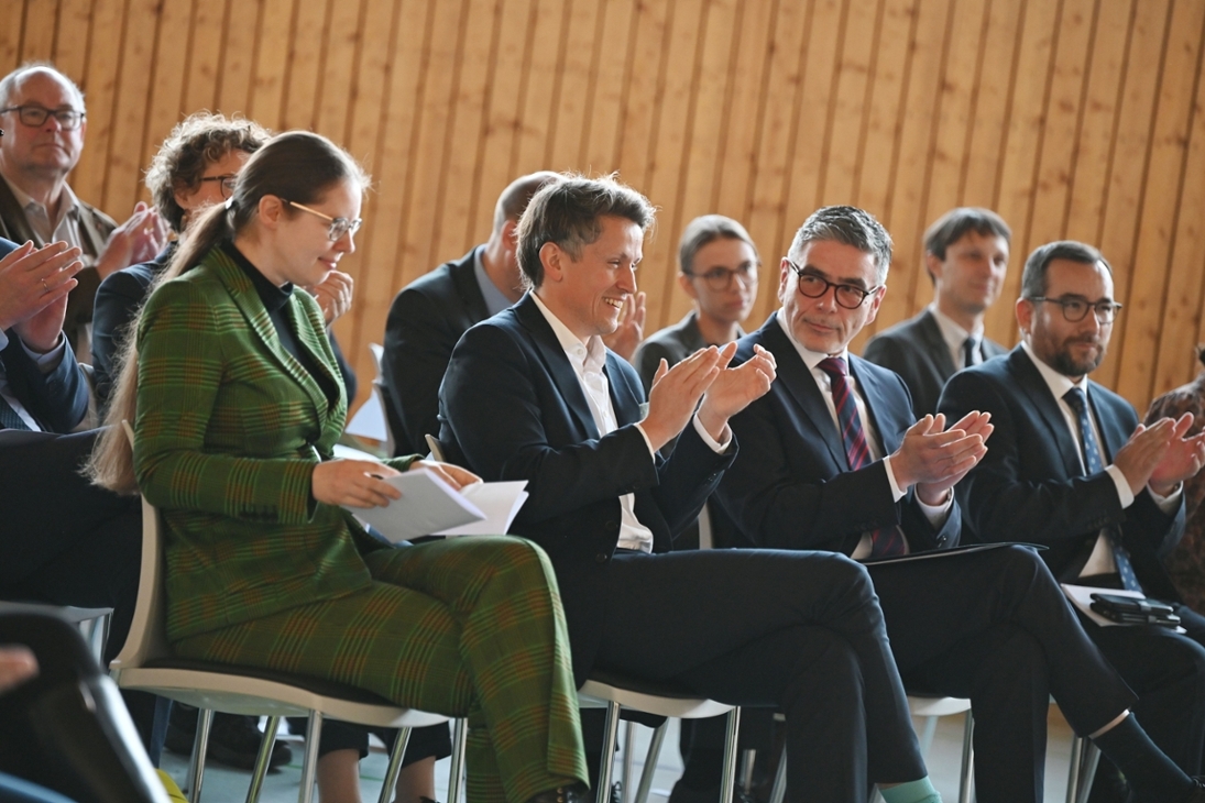 von links: Dr. Annegret Schubert, Staatssekretär Mathias Weilandt, Jan Förster