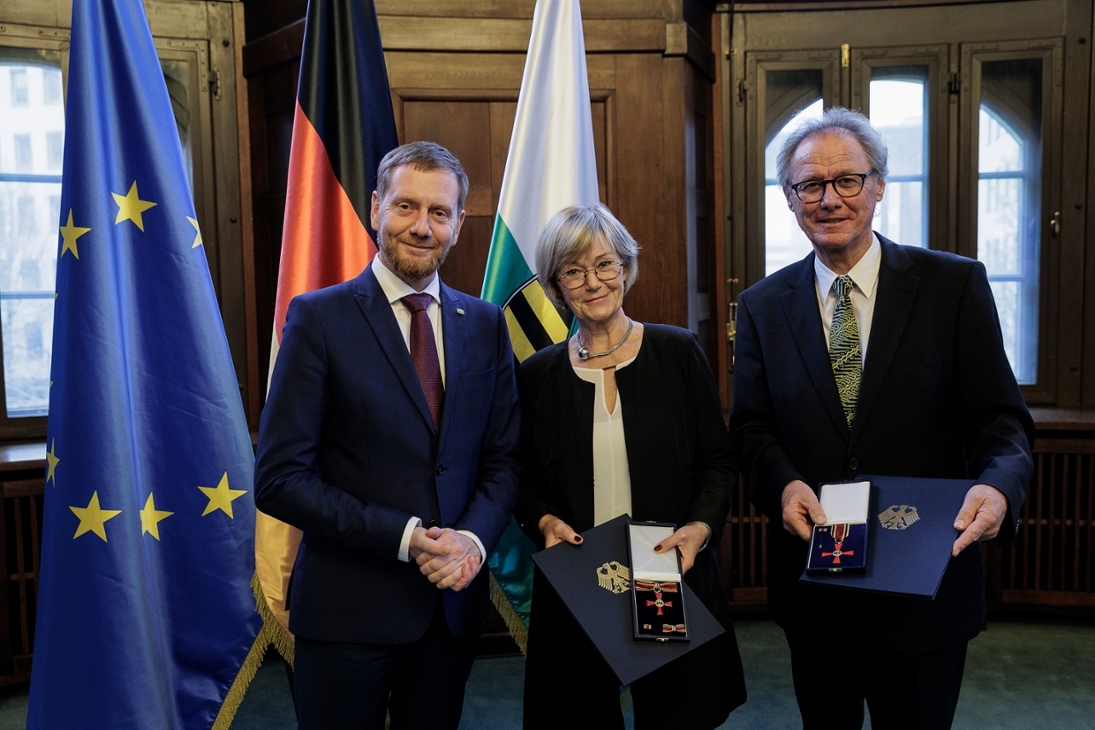 Ministerpräsident Michael Kretschmer überreicht in Dresden – stellvertretend für den Bundespräsidenten – an Dr. Ulrike Uhlig aus Chemnitz und Stefan Fraas aus Plauen den Verdienstorden der Bundesrepublik Deutschland. Mit dieser Auszeichnung werden Menschen geehrt, die sich in besonderer Weise um das Gemeinwohl verdient gemacht haben.