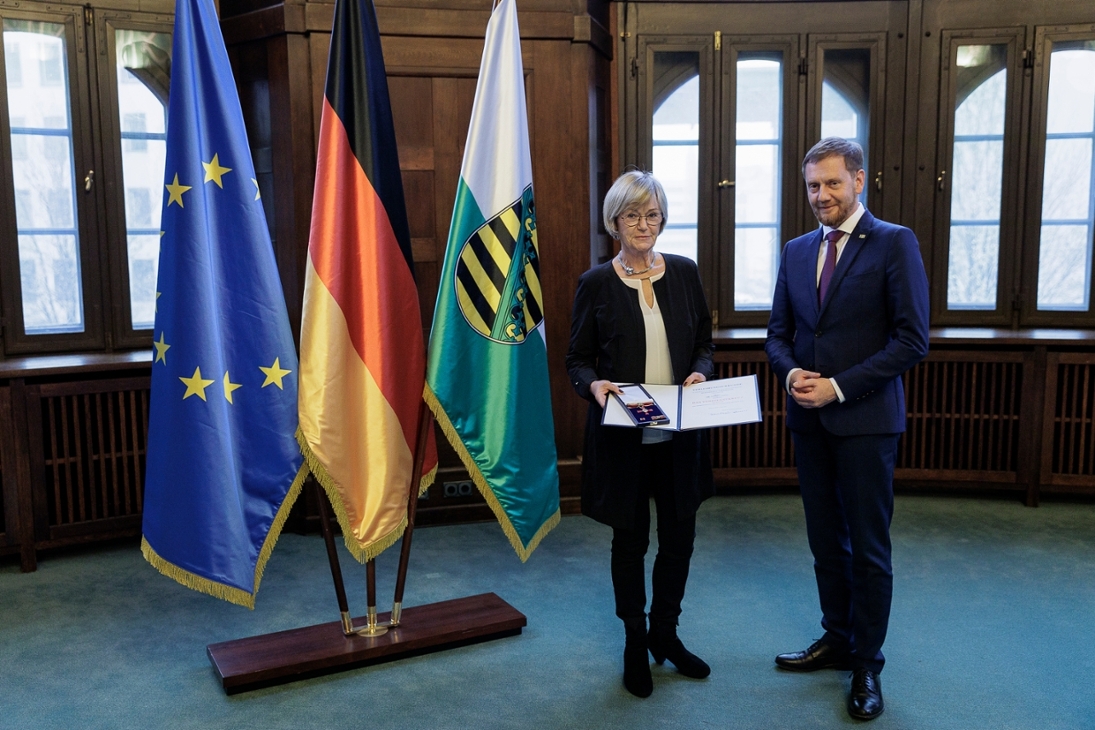 Ministerpräsident Michael Kretschmer überreicht in Dresden – stellvertretend für den Bundespräsidenten – an  Dr. Ulrike Uhlig aus Chemnitz den Verdienstorden der Bundesrepublik Deutschland. Mit dieser Auszeichnung werden Menschen geehrt, die sich in besonderer Weise um das Gemeinwohl verdient gemacht haben.