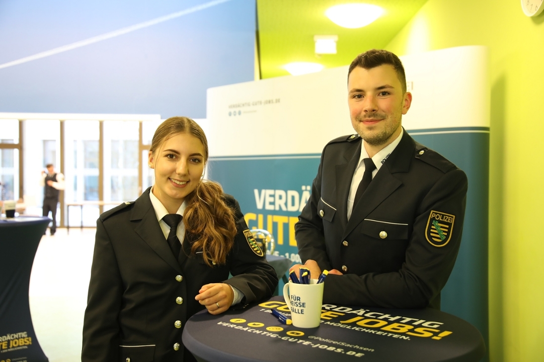 Zwei Auszubildende der Polizei Sachsen
