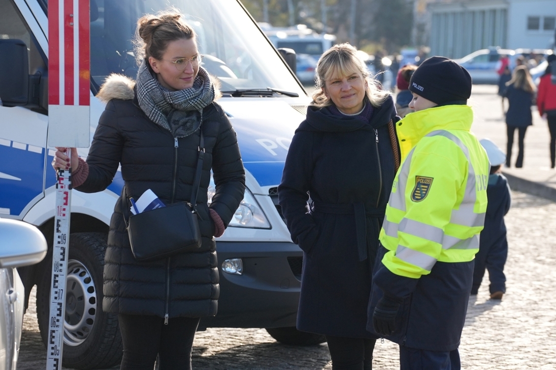 Zwei Besucherinnen im Gespräch mit einer Auszubildenden der Polizei Sachsen an der Polizeifachschule Leipzig