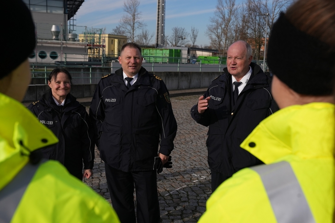 Polizeipräsident Carsten Kaempf, Polizeipräsident Peter Langer und Leitende Polizeidirektorin Marika Schwanitz im Gespräch mit Auszubildenden an der Polizeifachschule Leipzig