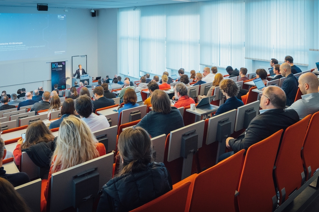 Staatssekretär Dr. Andreas Handschuh beim KI-Vernetzungstreffen am 25. November 2022 im HZDR.