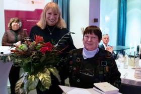 Foto: Dr. Ingrid Ehrhard erhält Ehrenmedaille »Für herausragende Leistungen im Kampf gegen HIV und Aids«