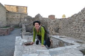 Foto: Die Referentin Dr. Korana Deppmeyer inmitten der Ruinen in Pompeji.