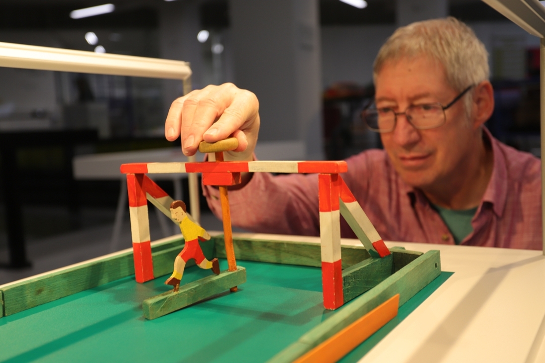 Bei dem einzigartigen „Tisch Fußballspiel“ aus dem erzgebirgischen Deutschkatharinenberg von 1950 spielen zwei Torwarte gegeneinander. Das Spielfeld muss in der Mitte leicht erhöht werden, damit der Ball zu einem der Torwarte zurückrollt.