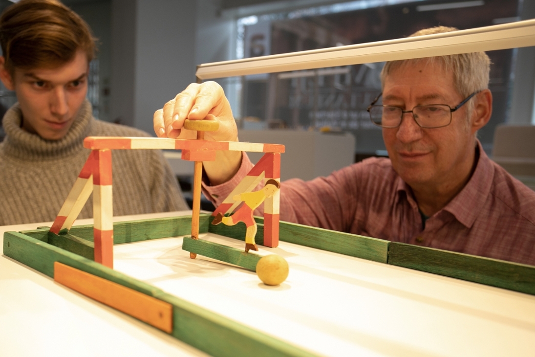 Bei dem einzigartigen „Tisch Fußballspiel“ aus dem erzgebirgischen Deutschkatharinenberg von 1950 spielen zwei Torwarte gegeneinander. Das Spielfeld muss in der Mitte leicht erhöht werden, damit der Ball zu einem der Torwarte zurückrollt.