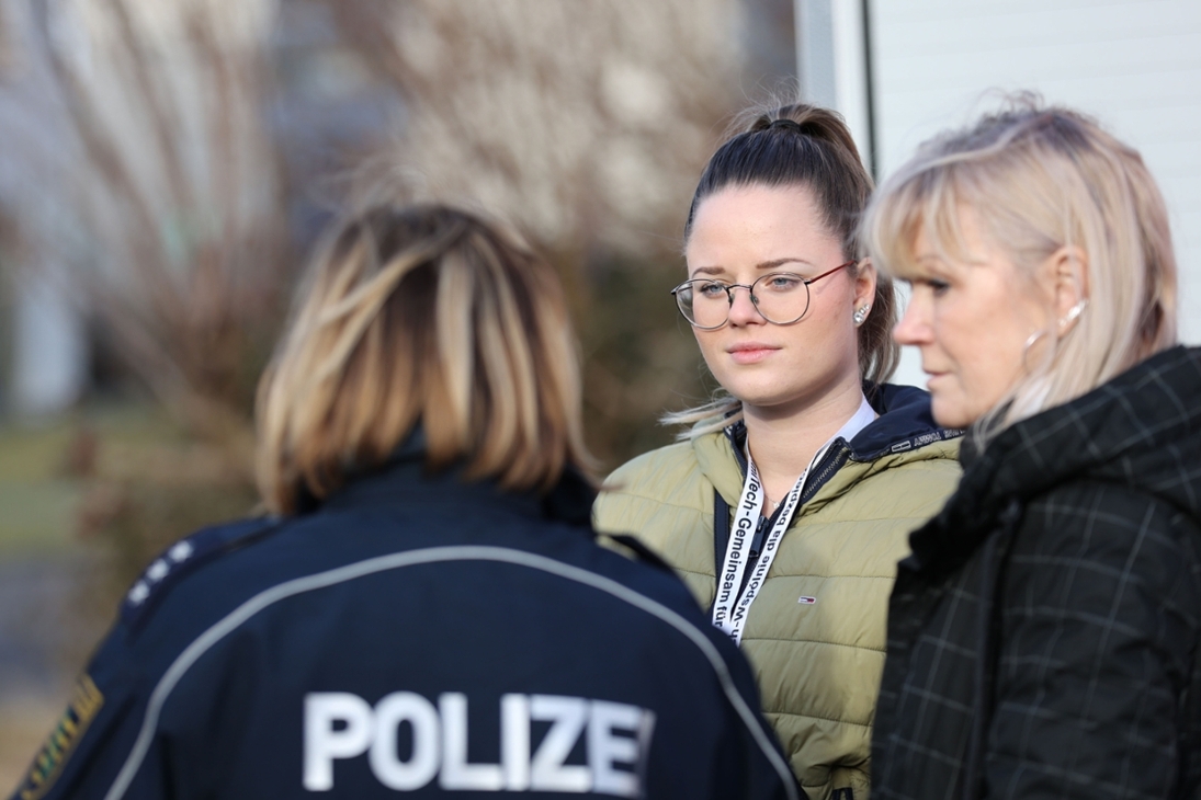 Berufsberaterin im Gespräch mit zwei Besuchern des Hochschulinformationstages an der Hochschule der Sächsischen Polizei (FH)