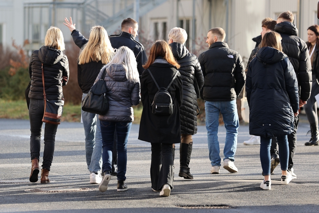 Besuchergruppe bei einer Führung über den Campus Rothenburg der Hochschule der Sächsischen Polizei (FH)