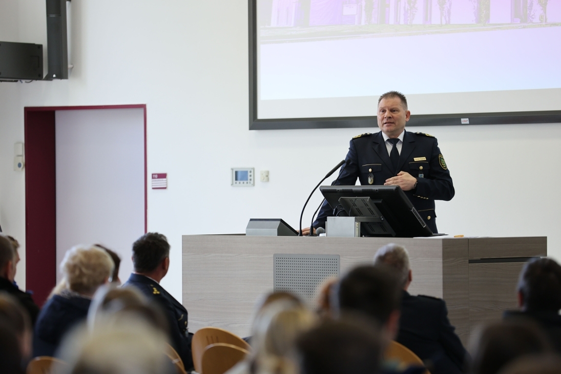 Polizeipräsident Carsten Kaempf begrüßt die Besucherinnen und Besucher des Hochschulinformationstages an der Hochschule der Sächsischen Polizei (FH)