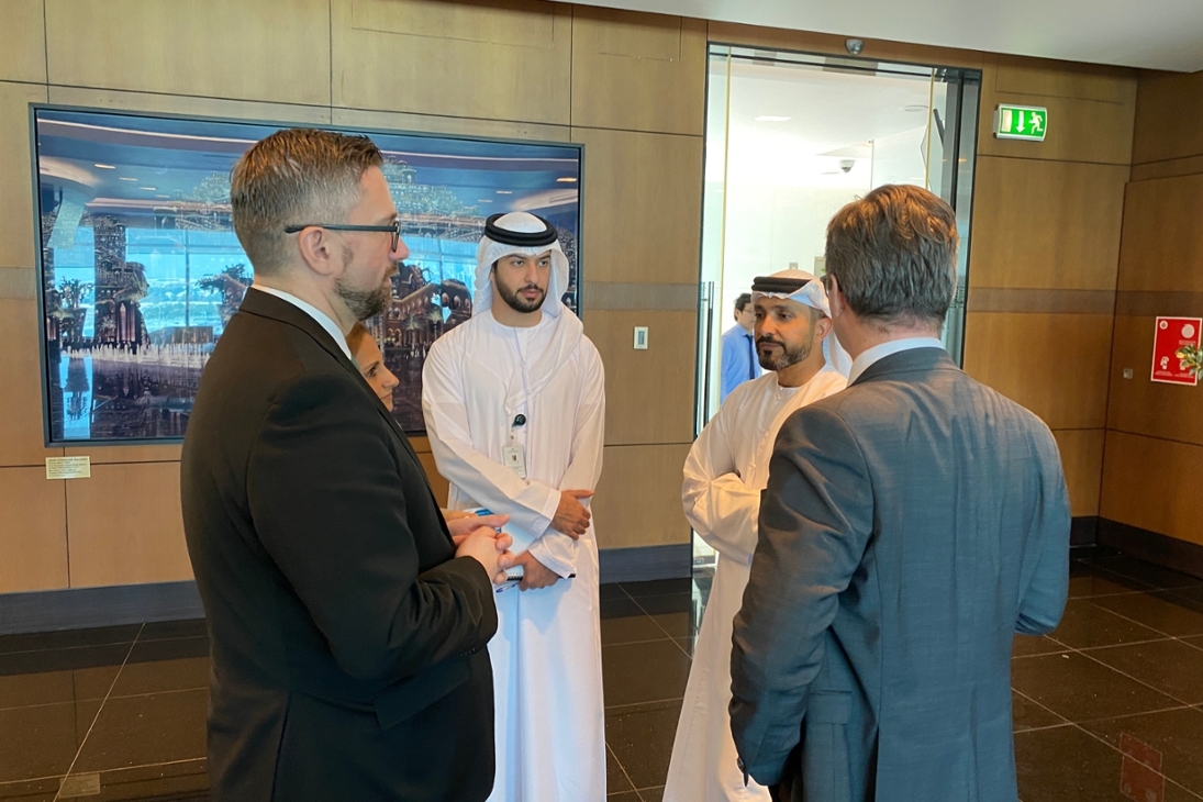 Mubadala Investment Company - Gespräch mit S.E. Khaled Al Qubaisi (rechts)
