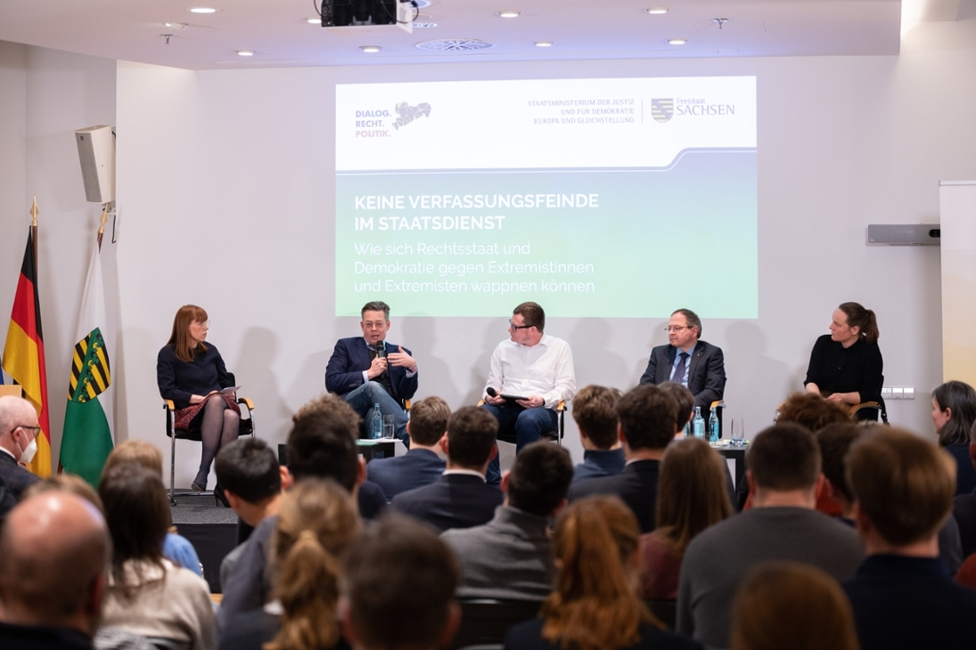 v. l. n. r.: Justizministerin Katja Meier, der stellvertretende Fraktionsvorsitzende der Bundestagsfraktion Bündnis 90/Die Grünen Dr. Konstantin von Notz, Dr. Ulf Buermeier, LL.M., Vorsitzender der Gesellschaft für Freiheitsrechte e. V, Vorsitzender Richter am Landgericht Leipzig sowie Präsidiumsmitglied des Deutschen Richterbundes Dr. Andreas Stadler und Justizsenatorin Dr. Lena Kreck.