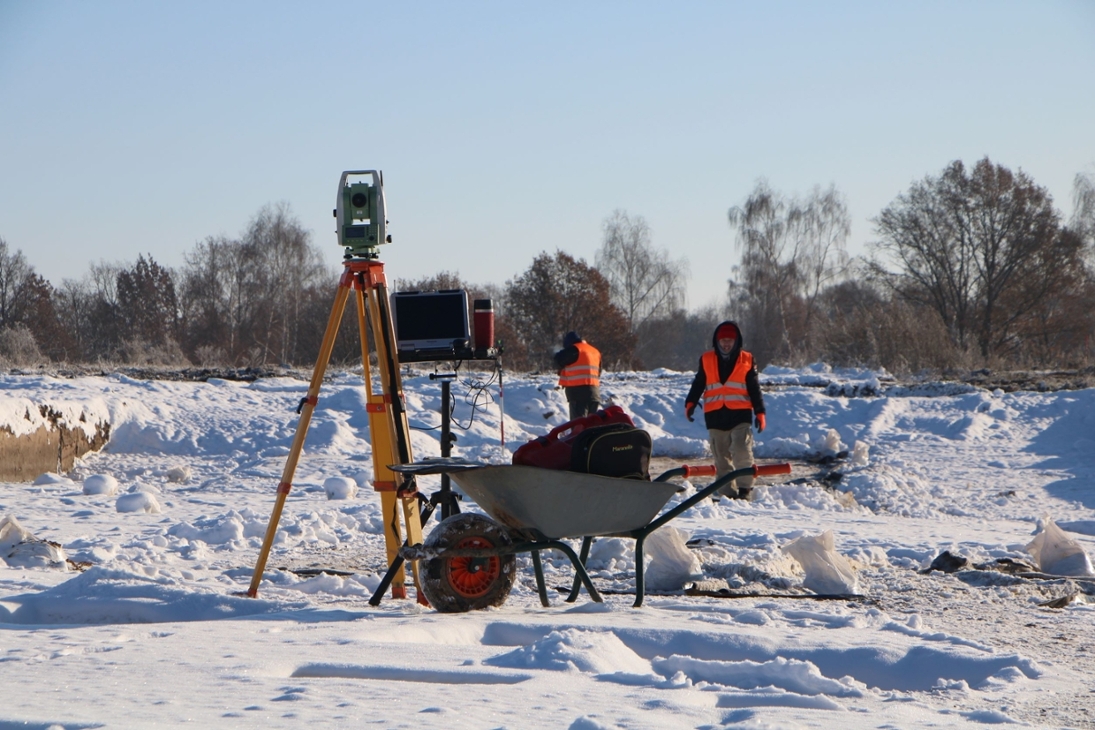 Selbst bei Schnee und eisigen Temperaturen arbeiteten die Archäologen auf dem Areal des zukünftigen &quot;Karls Erlbenisdorfes&quot;