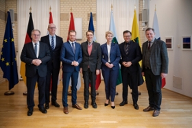 Foto: Sonderkonferenz der ostdeutschen Regierungschefinnen und Regierungschefs zu Gesundheitsthemen mit Reiner Haseloff, Dietmar Woidke, Michael Kretschmer, Karl Lauterbauch, Manuela Schwesig, Carsten Schneider und Bundesgesundheitsminister Lauterbach und Bodo Ramelow. (v.l.n.r.)