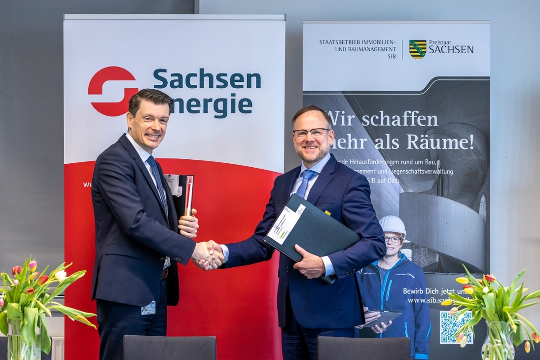 Dr. Axel Cunow, Vorstand SachsenEnergie (l.) und Oliver Gaber, Kaufmännischer Geschäftsführer des SIB (r.) beschlossen am 6. April 2023 die vertraglichen Grundlagen zur nachhaltigen Nutzung der Abwärme des Hochleistungsrechners der TU Dresden.